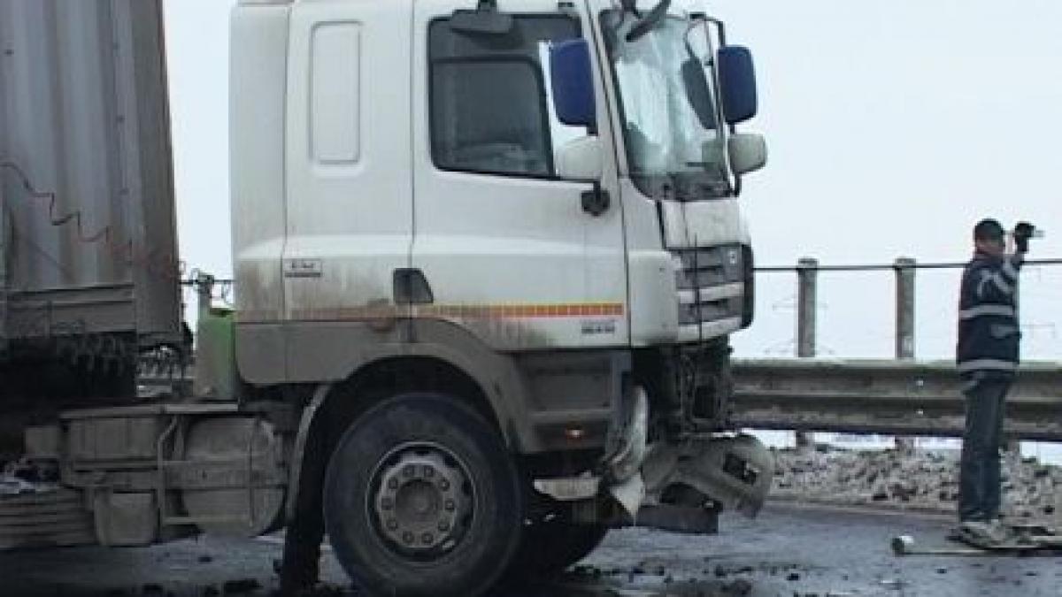 Accident cu patru mastodonţi pe DN 79A, aproape de frontiera cu Ungaria. Circulaţia a fost întreruptă