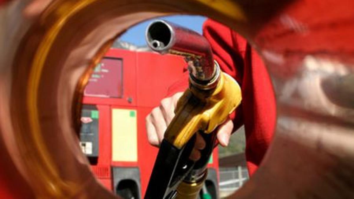 Benzina s-a scumpit din nou. Află cât vei fi nevoit să plăteşti pentru un litru