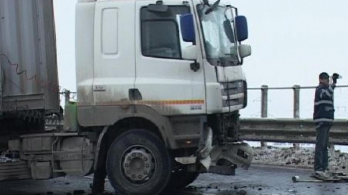 O femeia gravidă în luna a noua a fost lovită de un tir la Bistriţa