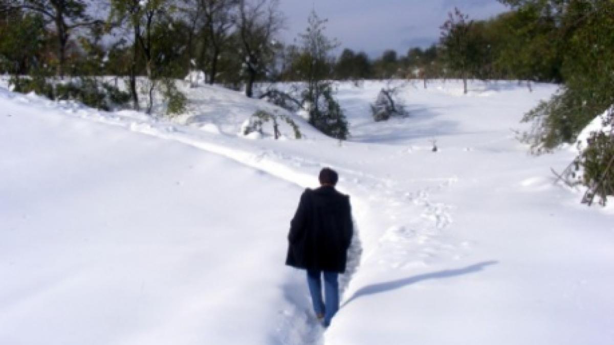 Satul care sfidează legile naturii. În mijlocul primăverii, zeci de oameni sunt izolaţi de lume din cauza zăpezilor