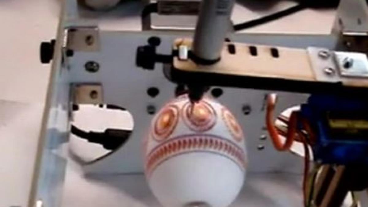 Eggbot, robotul care face pregătiri pentru Paşte