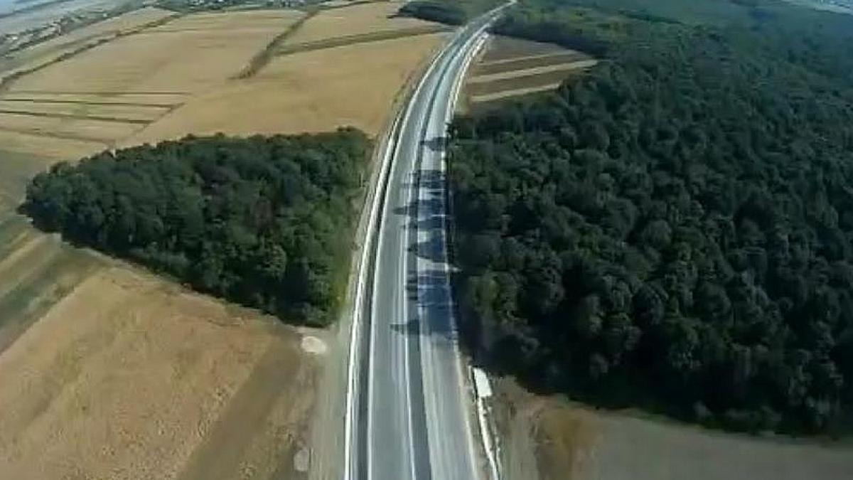 &quot;Minunea&quot;, la un pas de realitate. Cea mai aşteptată autostradă, văzută din avion. La vară vom putea merge pe ea