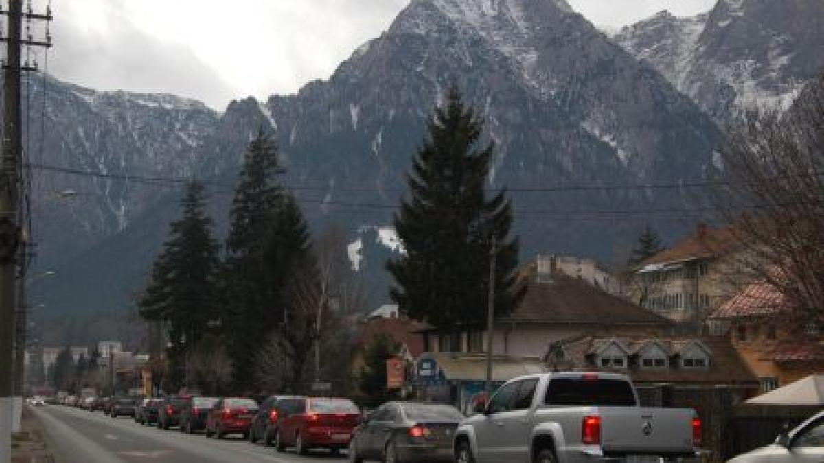 Coloane de maşini pe câţiva kilometri, către munte. Traficul este îngreunat pe DN 1