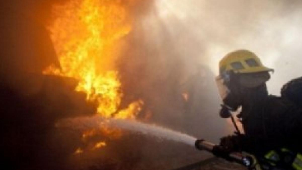 Iaşi: Pompierii încearcă de 11 ore să stingă un incendiu de proporţii