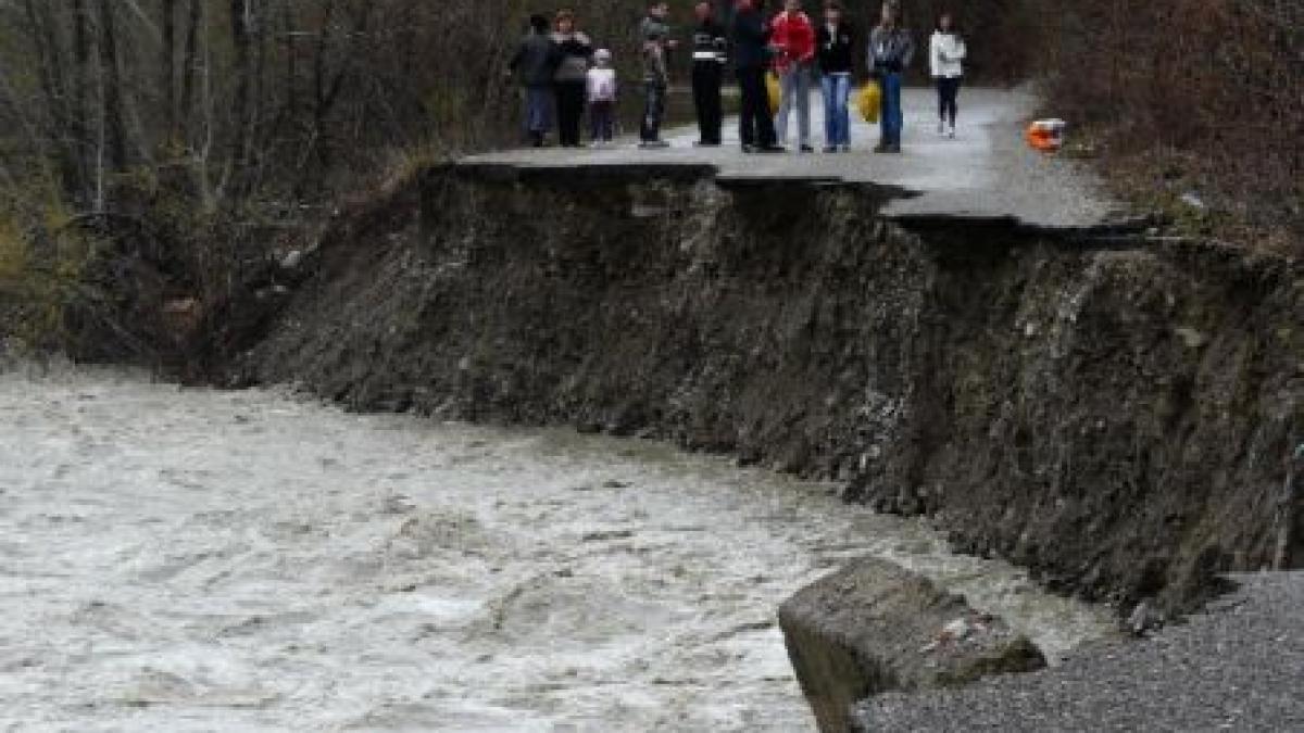 Vrancea: 4.000 de oameni, izolaţi în urma surpării unui drum judeţean. Vezi ce spune prefectul 