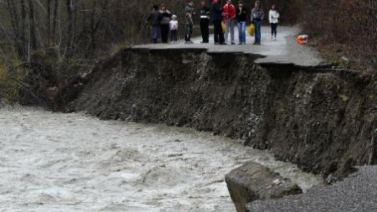 CJ Vrancea a început refacerea drumului distrus de apele râului Zăbala