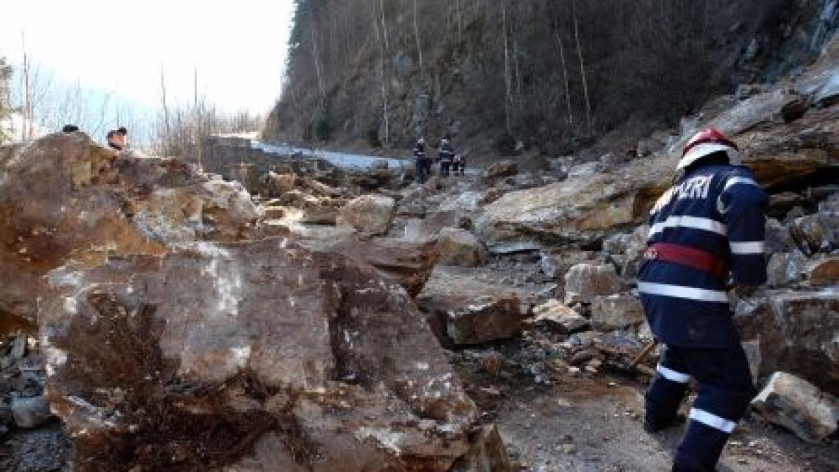 Argeş: 40 de copii aflaţi în excursie au rămas blocaţi din cauza unor căderi de stânci