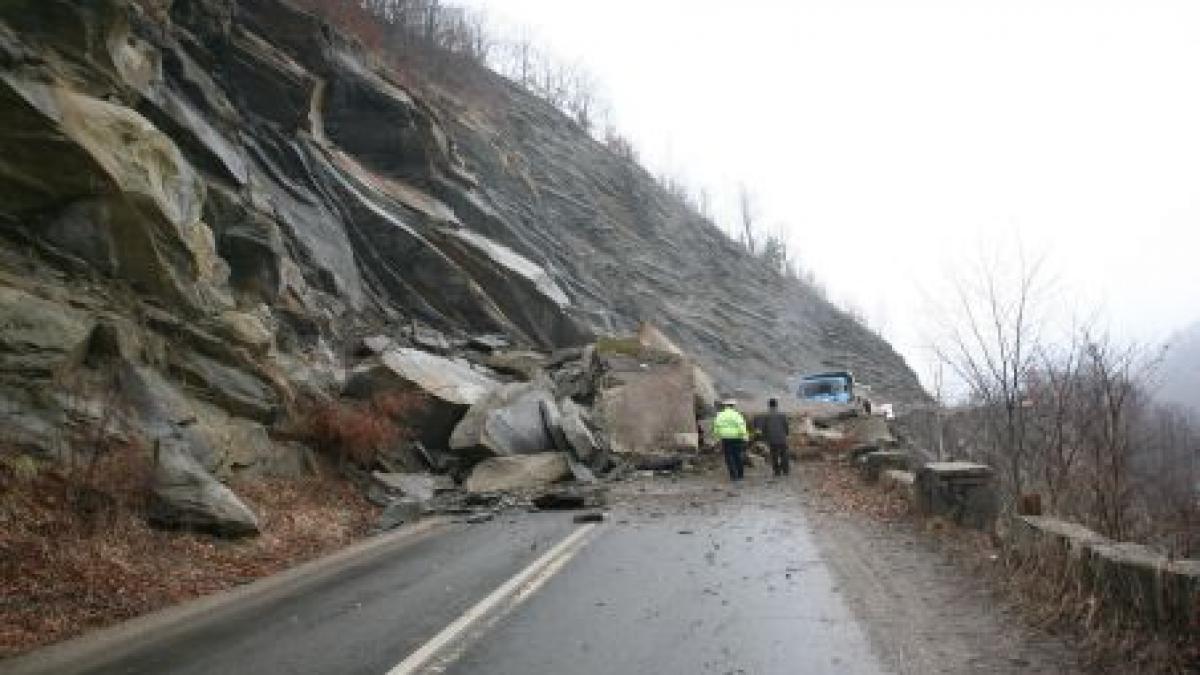 Stâncile care blochează Transfăgărăşanul vor fi detonate vineri de pirotehnicieni