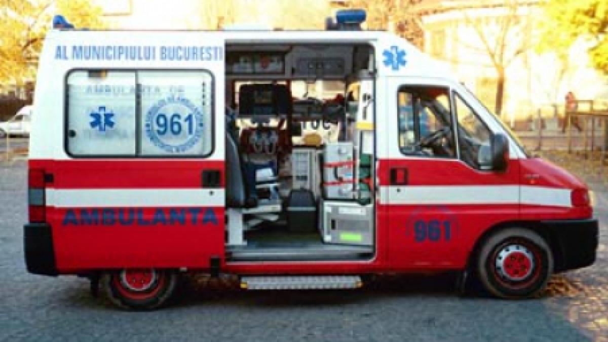 Un băiat de 4 ani a ajuns la spital după ce a căzut de la etajul patru al unui imobil