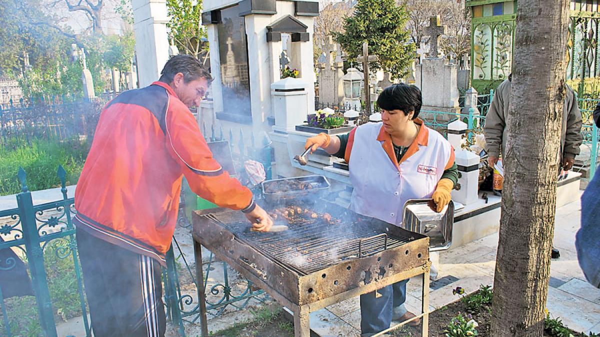 Căldărarii din Paşcani îşi pomenesc morţii cu mesele întinse în cimitir