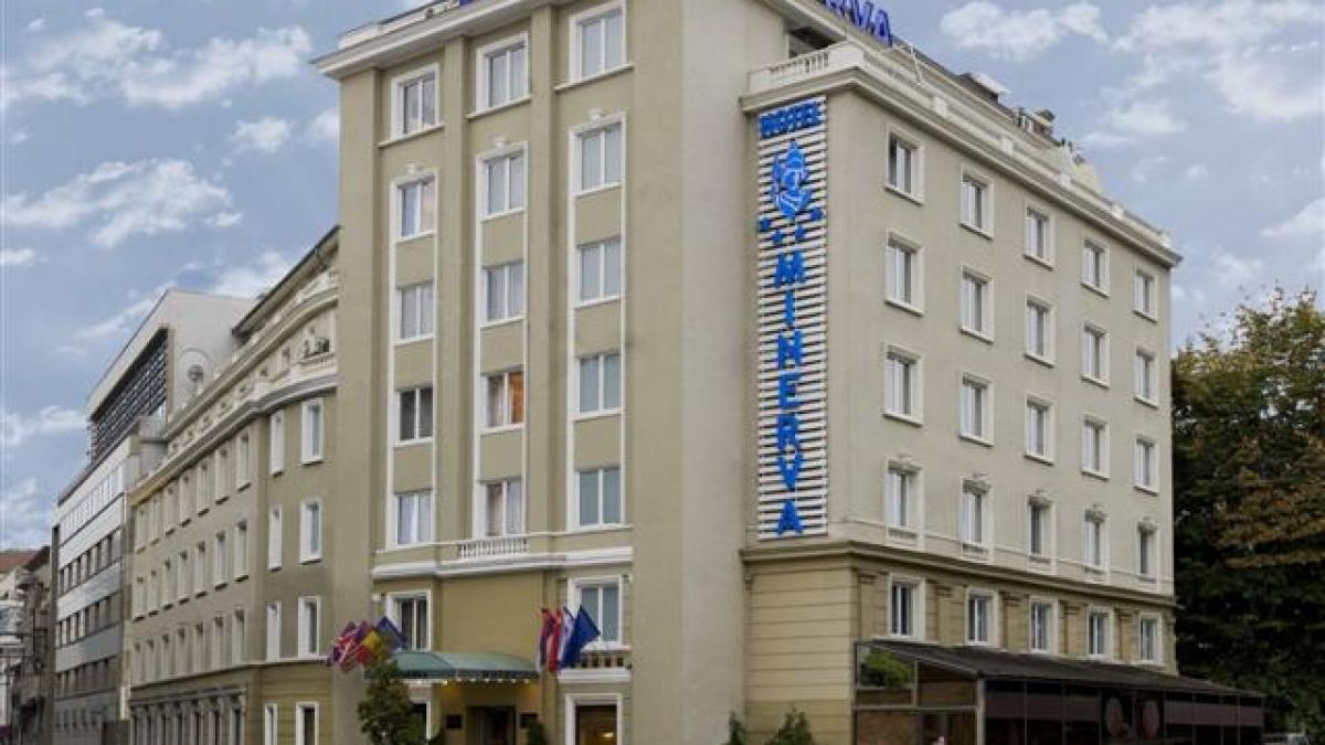 Bebeluşul rănit după prăbuşirea faţadei unui hotel a fost externat