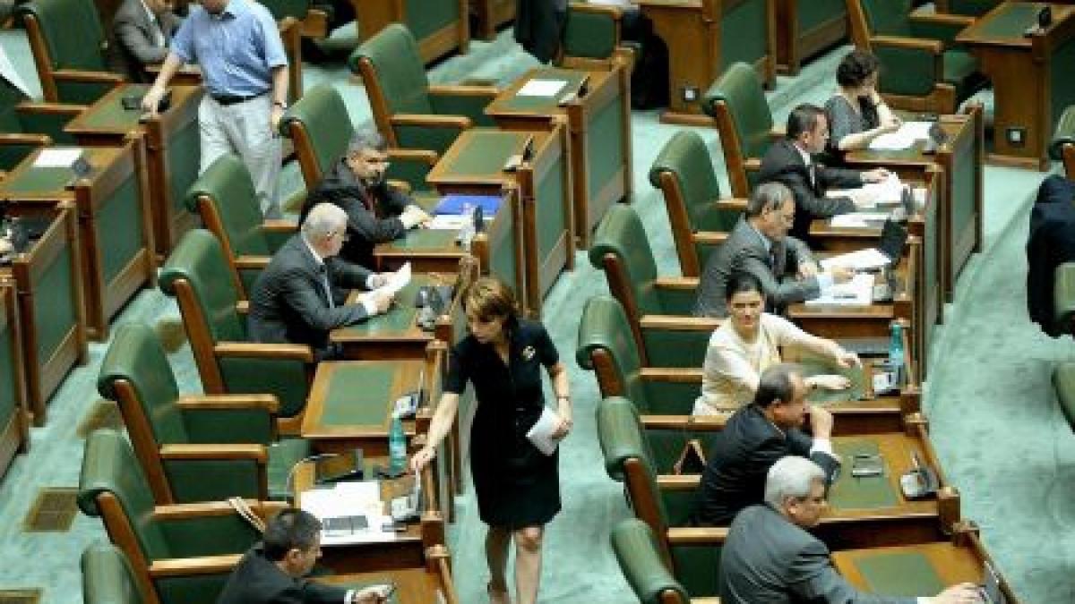 Scandal în şedinţa PDL: Puterea pierde încă doi senatori. Petru Filip şi Mihai Niţu trec în USL