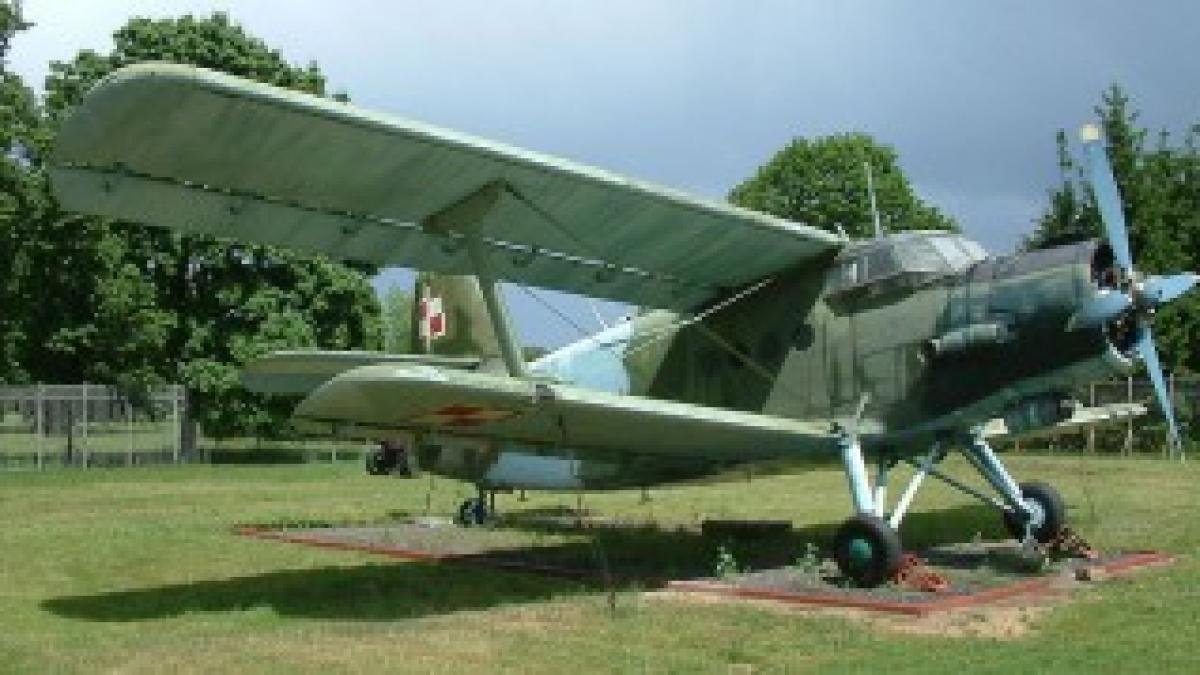 Un avion utilitar a aterizat de urgenţă pe un câmp din Prahova. Nu există victime