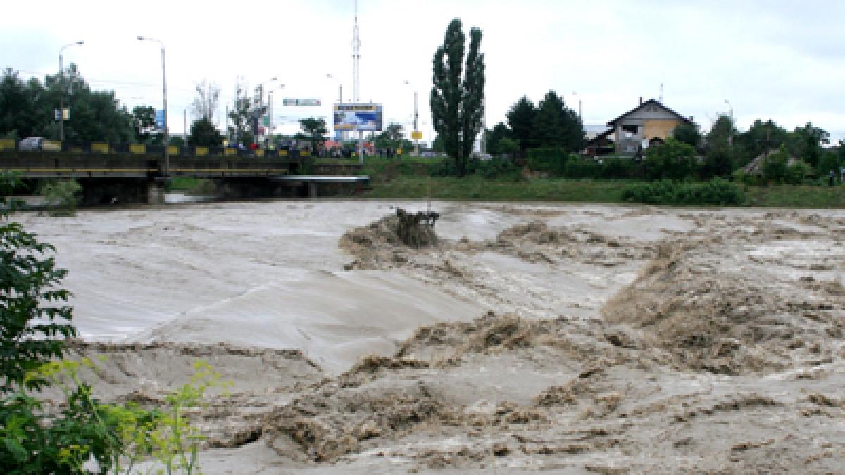 COD GALBEN de inundaţii în 10 judeţe. Vezi zonele afectate