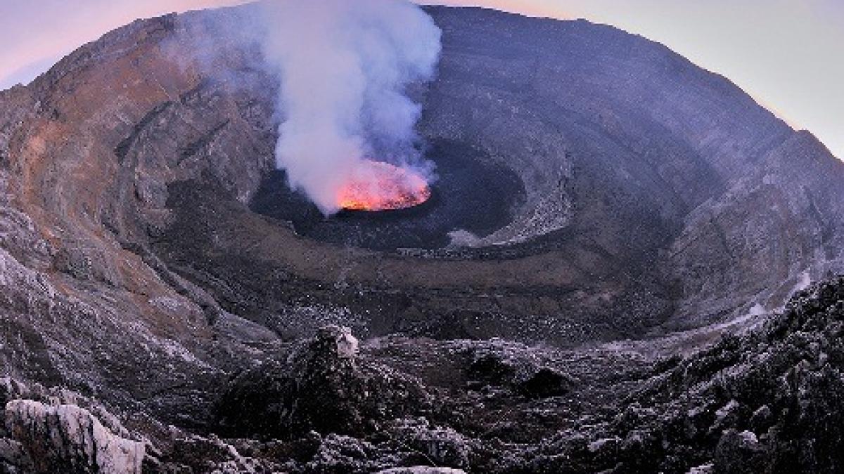 Şase şomeri italieni au protestat în... craterul celebrului vulcan Vezuviu