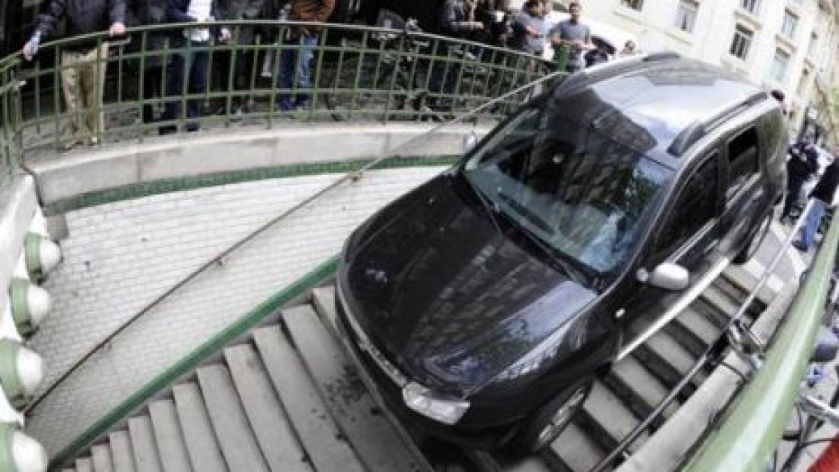 Neatenţia l-a făcut de râs: A intrat cu Dacia Duster în metroul din Paris