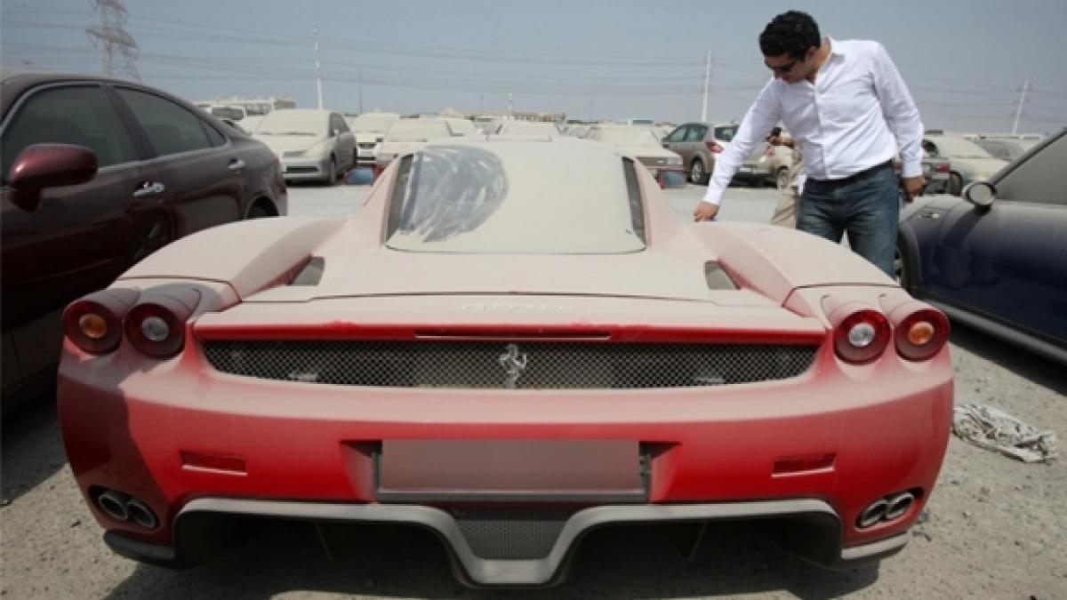 Politia din Dubai va licita un Ferrari Enzo abandonat