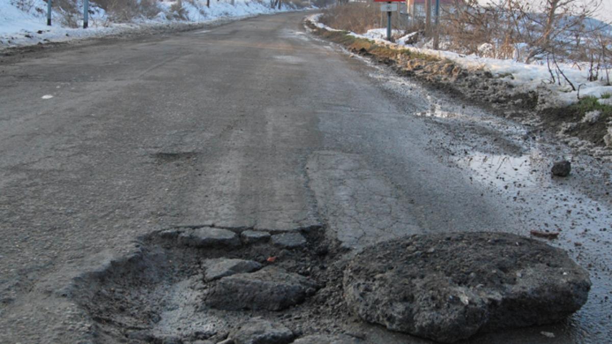 Protest inedit în Vrancea. Nemulţumiţi de starea şoselelor, 400 de oameni traversează încontinuu o trecere de pietoni