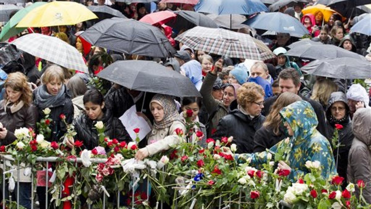 Protest emoţionant la Oslo: Mii de norvegieni au interpretat cântecul pe care Breivik îl urăşte