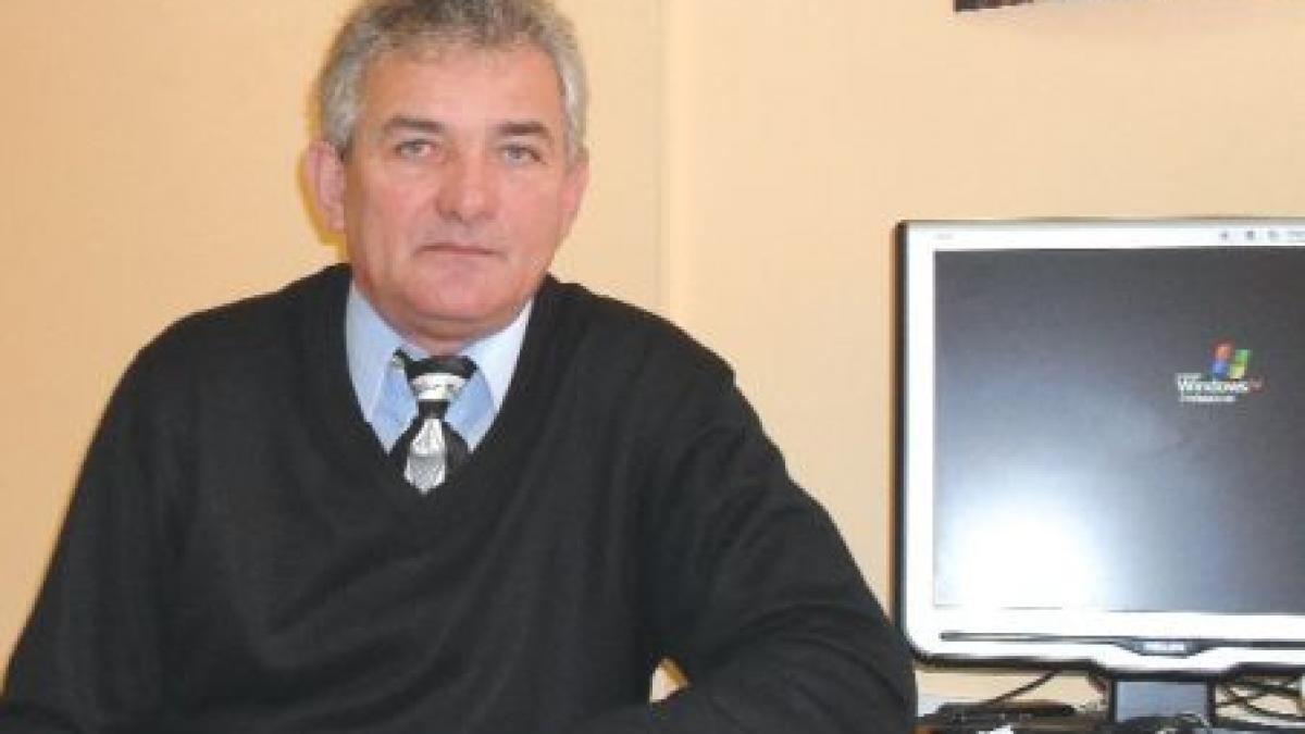 Un primar arădean, condamnat la închisoare cu suspendare, rămâne în funcţie