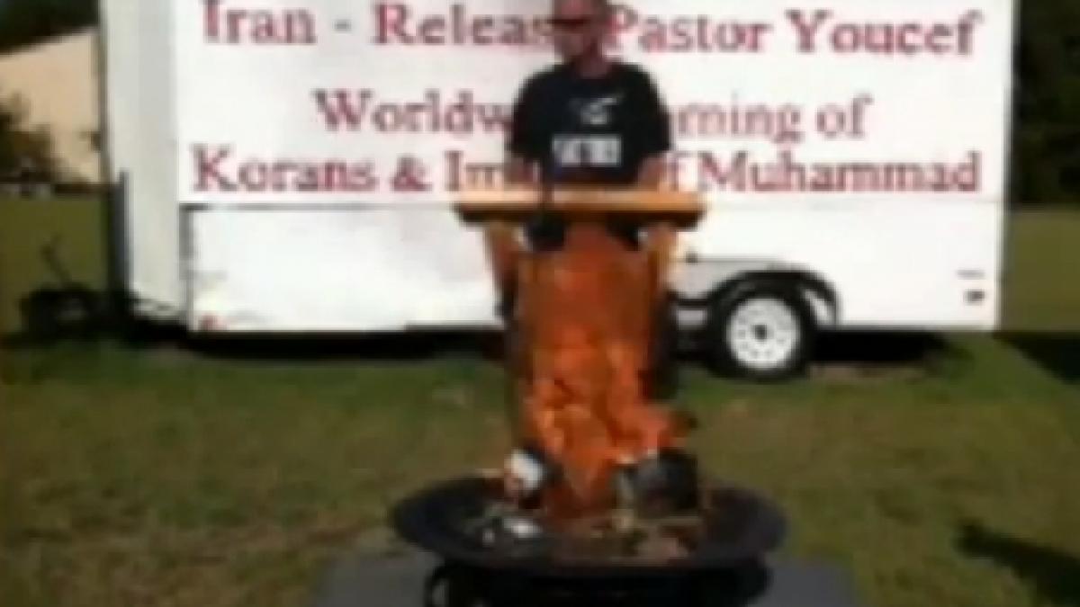 Un pastor american incendiază exemplare de Coran în semn de protest: America este ultima ţară cu adevărată libertate de exprimare