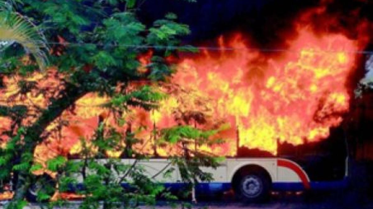 13 oameni, între care un bebeluş, au ars de vii în Indonezia. Au rămas blocaţi într-un autobuz care a luat foc