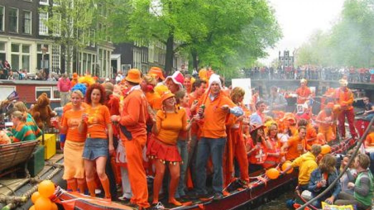 Atmosferă de carnaval la Amsterdam: Ziua Reginei Betrix, sărbătorită pe străzi