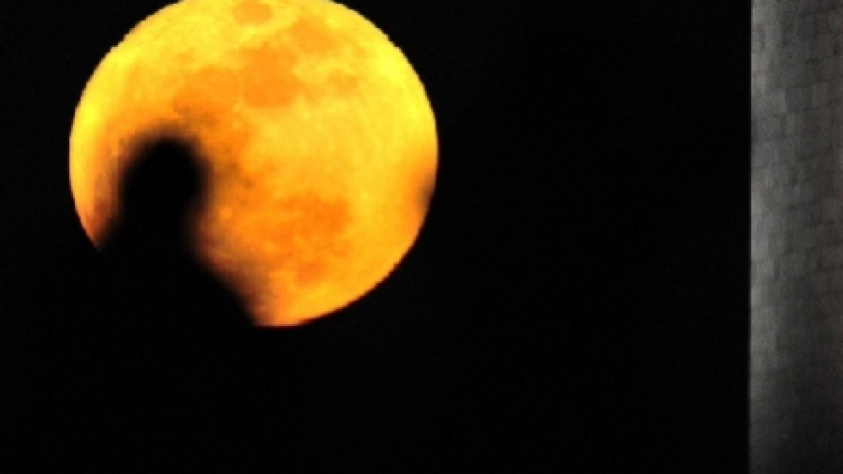 &quot;Super Luna&quot; va face spectacol pe cer sâmbătă seară: Se va afla la cea mai mică distanţă de Pământ