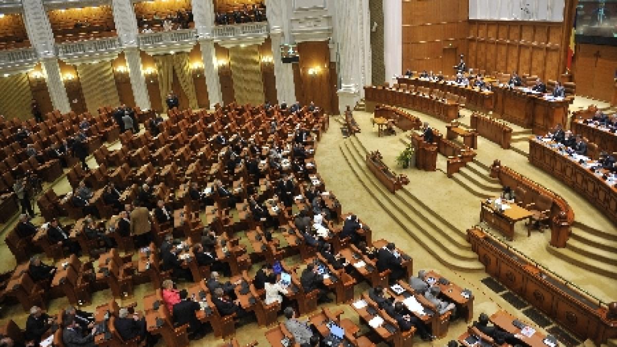 2.000 de oameni se înghesuie să ocupe posturile de consilieri şi directori în noul guvern, pentru un salariu de maxim 1,000 euro pe lună