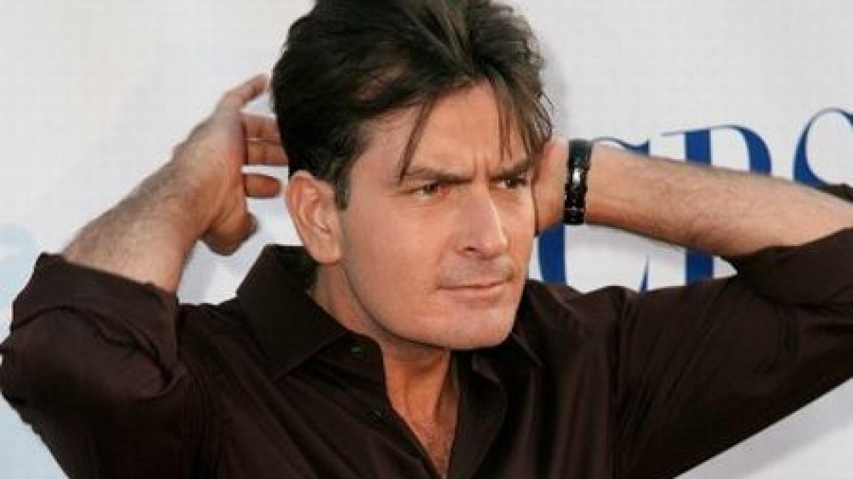 Charlie Sheen a dat în judecată un club de striptease. Află ce l-a supărat pe actor