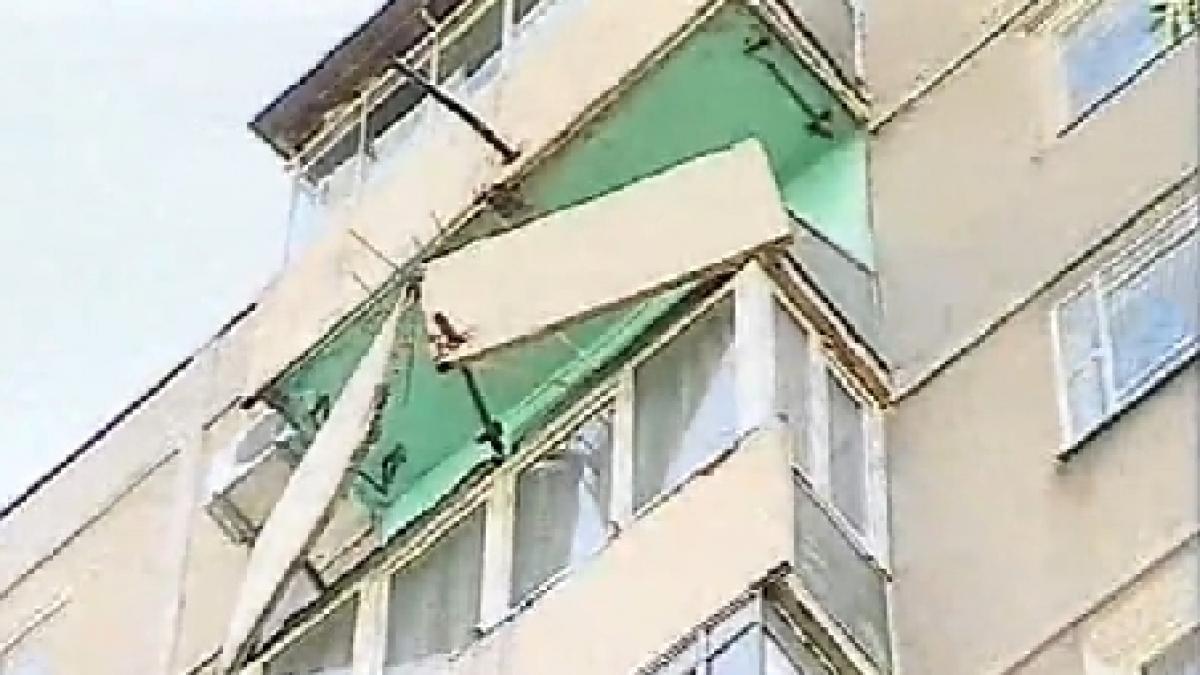 Autorităţi impasibile în faţa unei posibile tragedii. Balconul unui apartament din sectorul 6 putea să cadă pe trecători