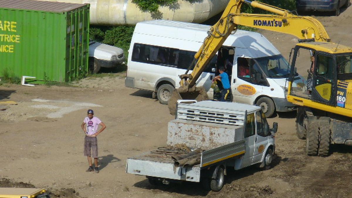 Ce fac de fapt muncitorii de pe şantierele ANL? Fură motorină, că doar s-au scumpit carburanţii