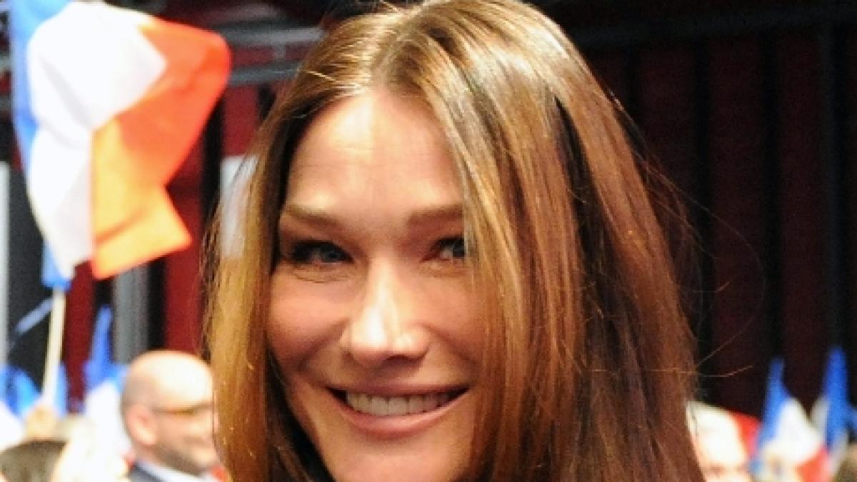 Carla Bruni şi-a uitat cartea de identitate în secţia de votare