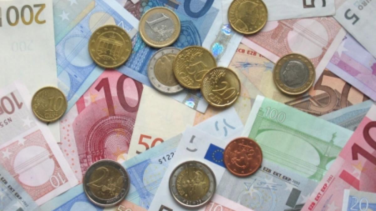 Euro coboară după înfrângerea partidelor la putere din Franţa şi Grecia