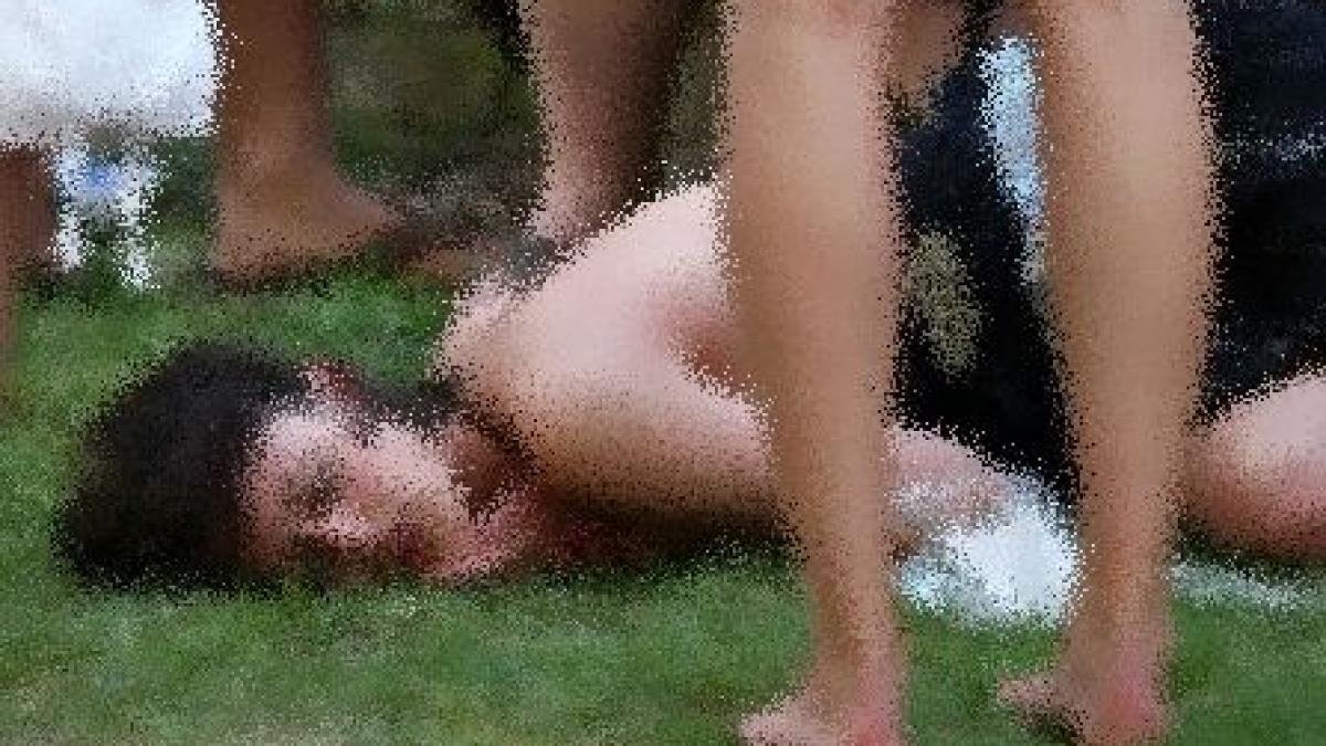 Petrecerea dezmăţată care a dezgustat Marea Britanie. Studenţii de la Cambridge au urinat pe flori şi au făcut striptease