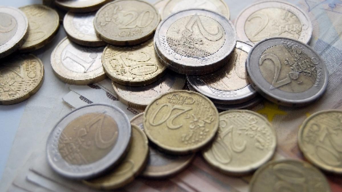 Leul creşte faţă de euro, dar se depreciază în faţa dolarului. Vezi cursul BNR