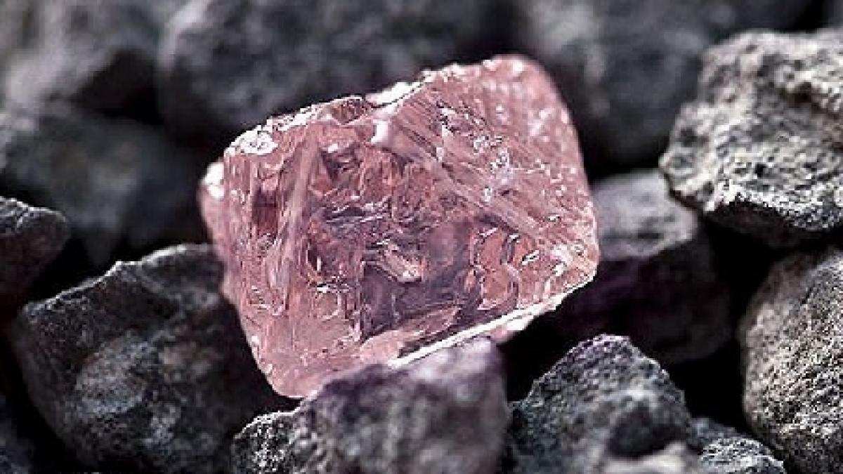 Cel mai mare diamant roz, scos la licitaţie. Cât valorează piatra