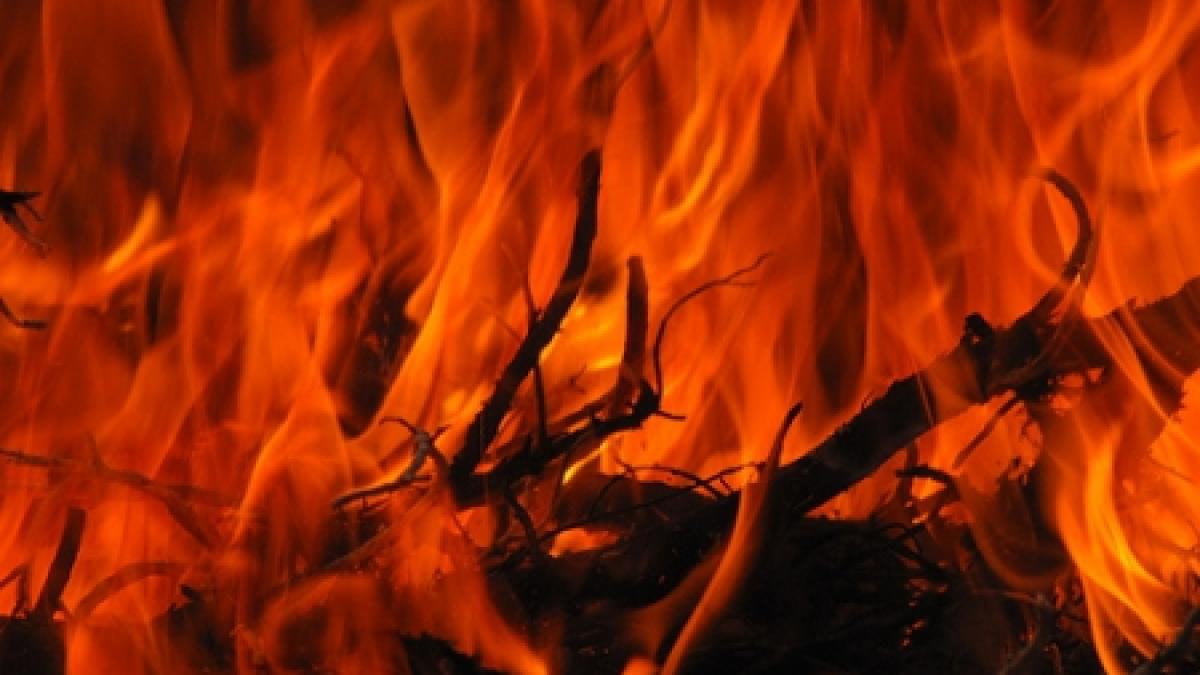 Doi minori piromani sunt cercetaţi de poliţişti după ce au incendiat mai multe gospodării