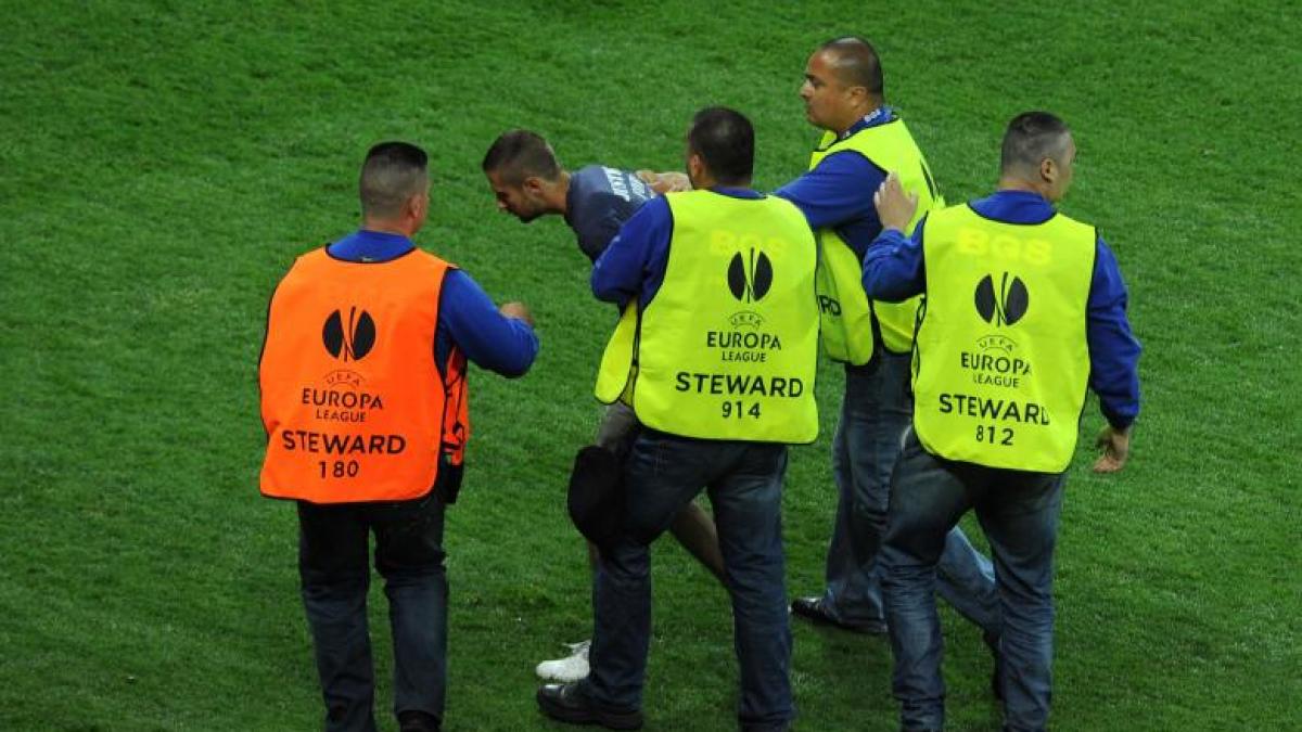 Finala Europa League, întreruptă de doi spectatori ce doreau &quot;Justice for Craiova&quot;