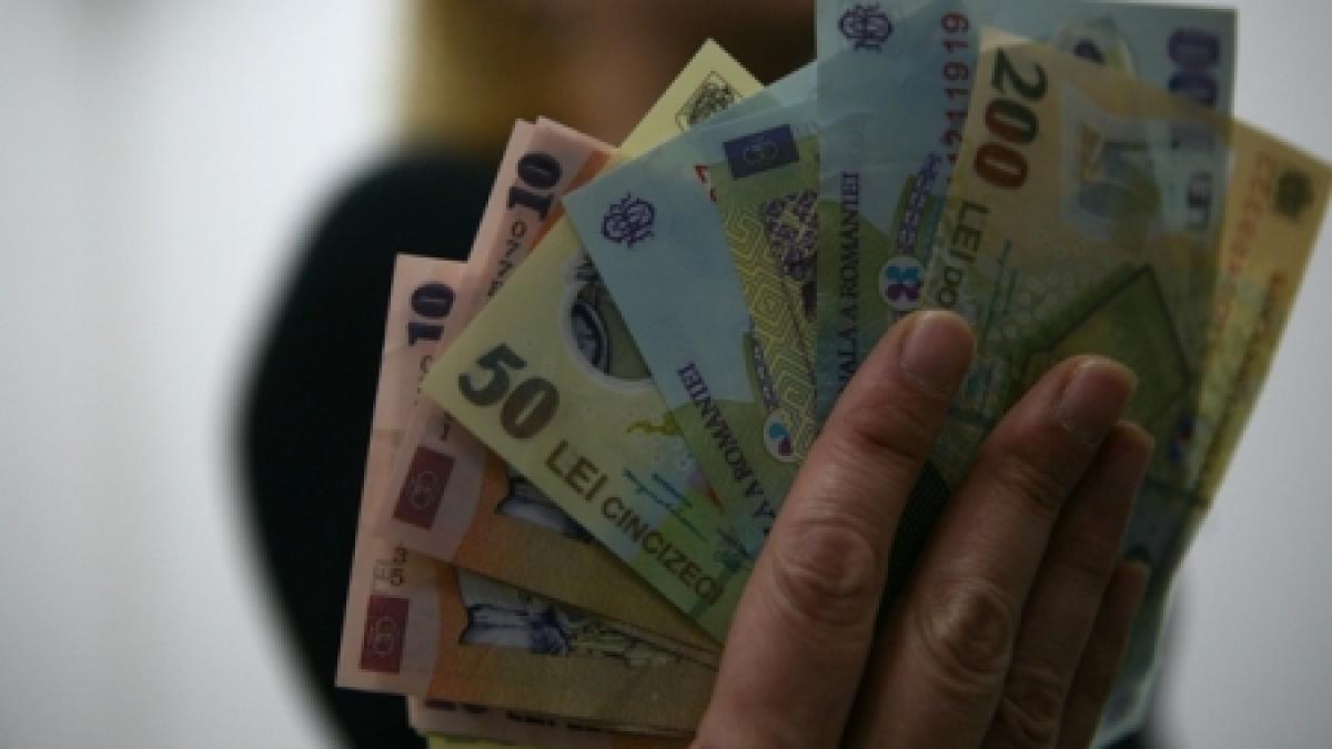 Leul a scăzut comparativ cu euro şi dolarul. Vezi cursul BNR