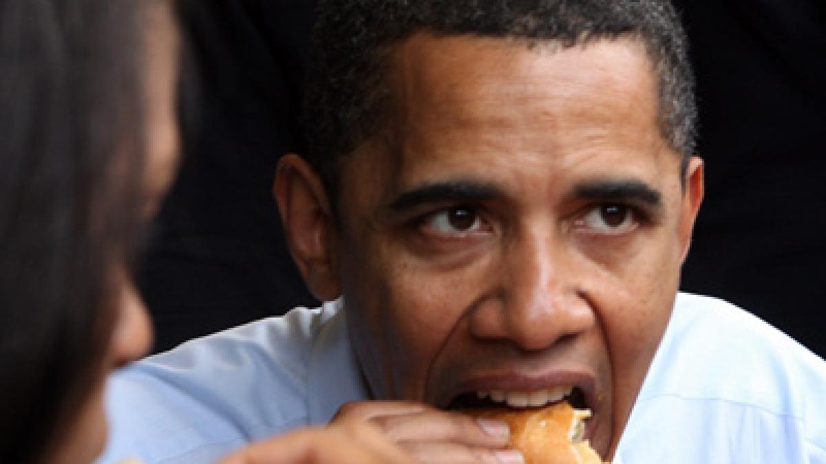 Obama nu mai are voie să mănânce hamburgeri în public. O asociaţie îi cere preşedintelui american să nu promoveze astfel de alimente