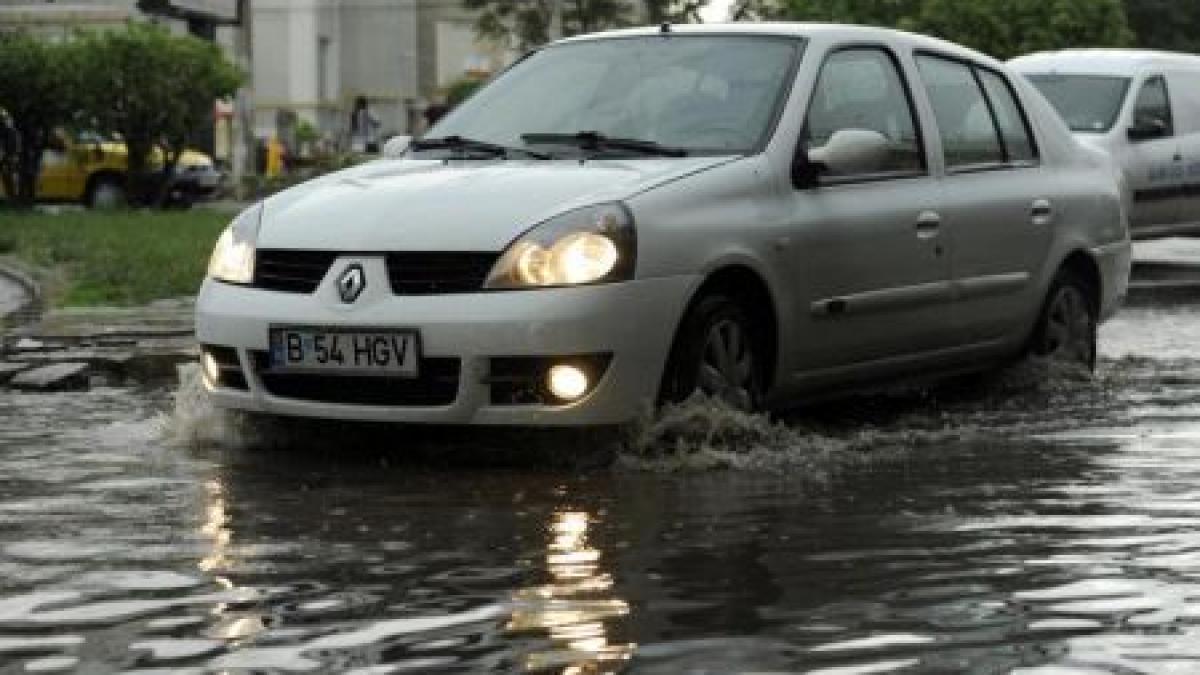 Ploaia a făcut prăpăd la Cernavodă. Zeci de case şi primăria, sub apă