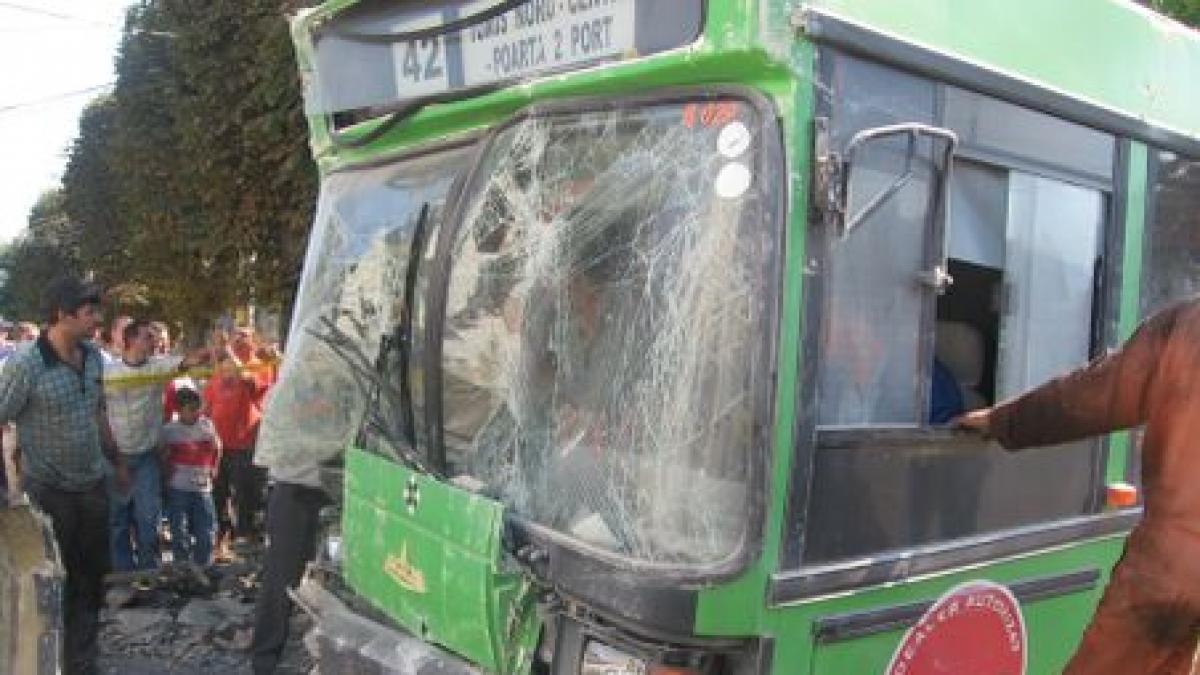 Coliziune între două autobuze pline cu pasageri la Constanţa. O femeie a fost rănită 