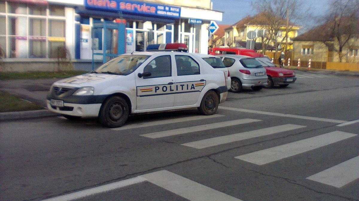 Legea a fost făcută pentru a fi încălcată... chiar de poliţişti. Din seria &quot;Parchez unde vreau&quot; vedem maşina poliţiei pe zebră