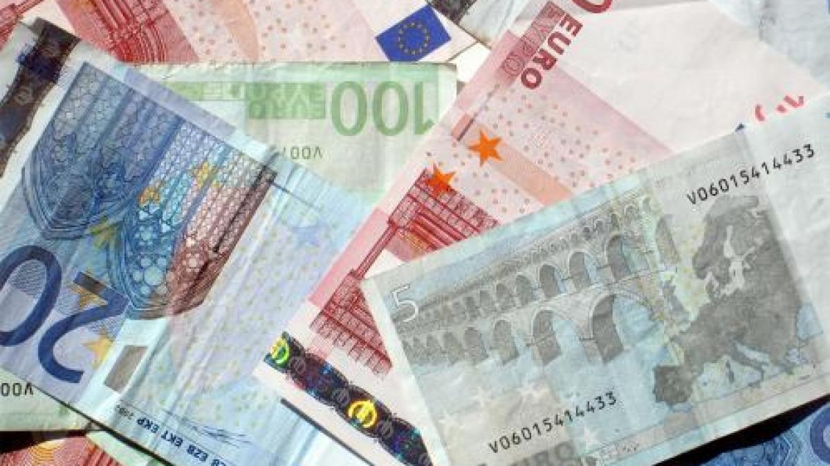 Cursul leu-euro a atins un nou maxim istoric. BNR a stabilit un curs de referinţă de 4,4265 lei/euro