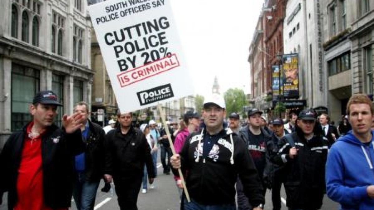 Zeci de mii de poliţişti au protestat la Londra. Spun că nu-şi mai pot face datoria faţă de populaţie