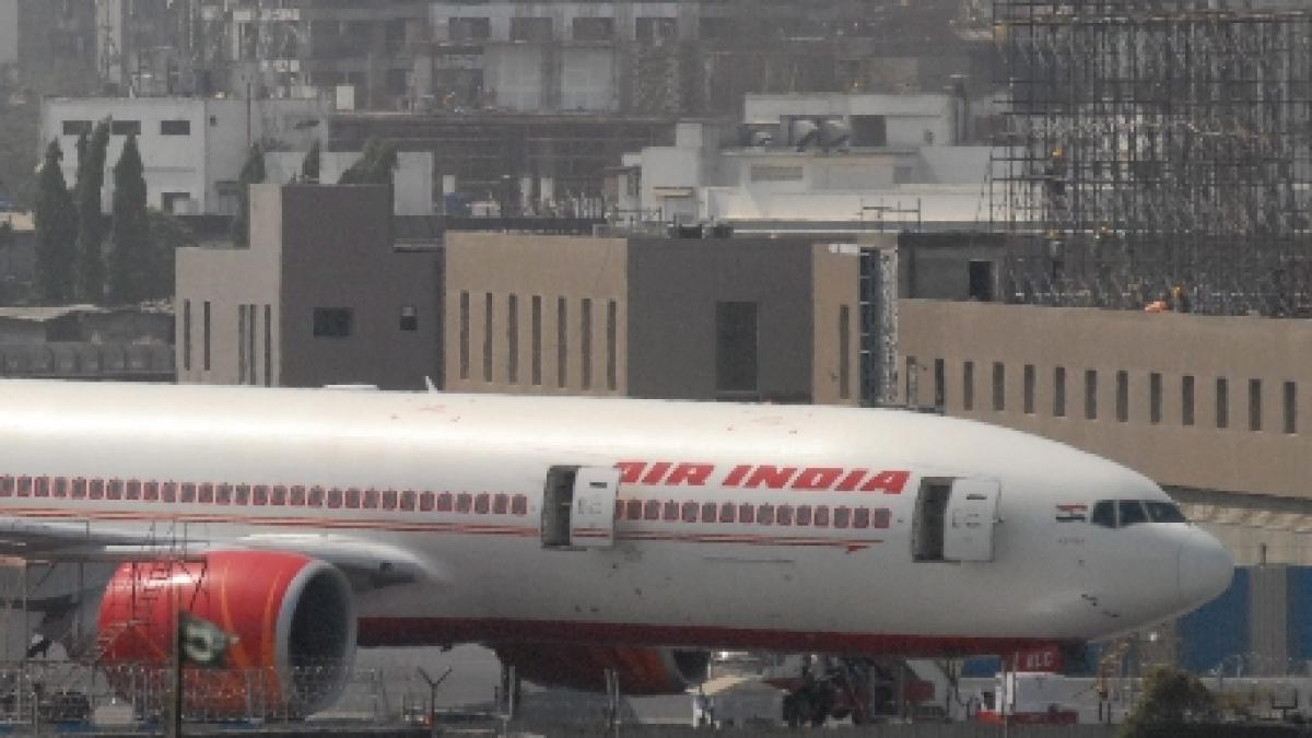 Aterizare de urgenţă pe aeroportul Otopeni. Un senzor de fum a alertat echipajul unei curse a companiei Air India