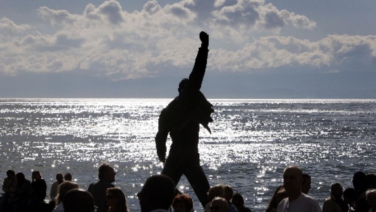 O iluzie optică îl reînvie pe Freddie Mercury. Solistul Queen, în concertul aniversar &quot;We will rock you&quot;