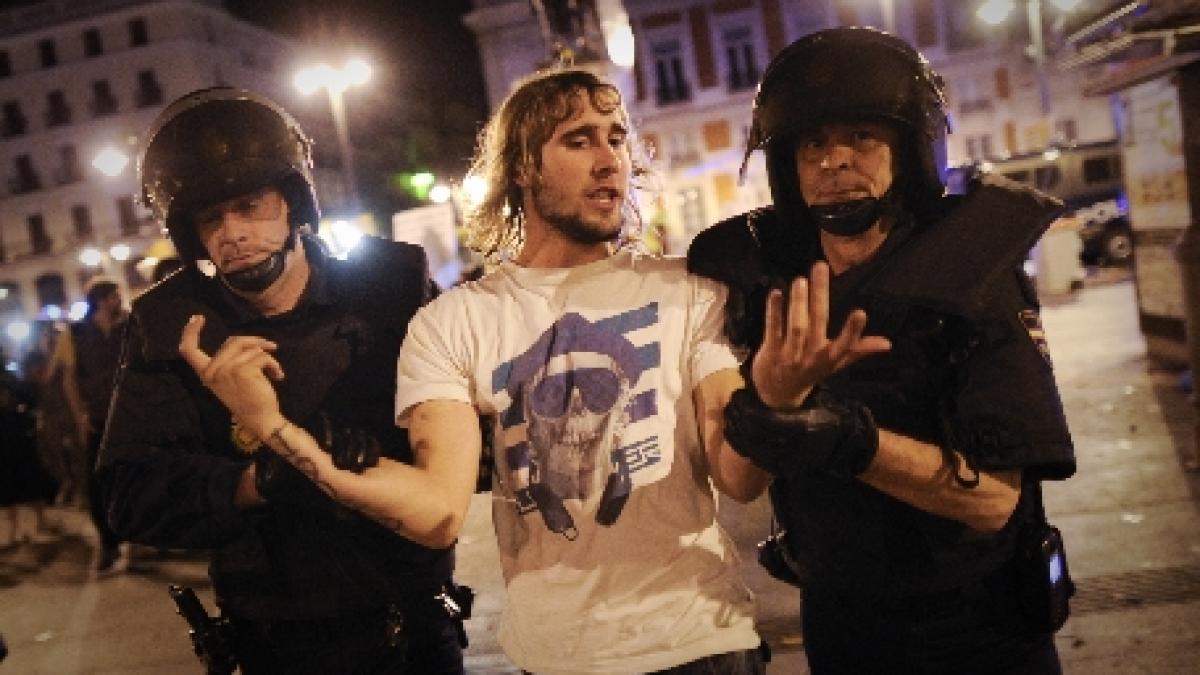 Madrid. Poliţia a evacuat sute de manifestanţi din piaţa Puerta del Sol şi a arestat 18 dintre aceştia