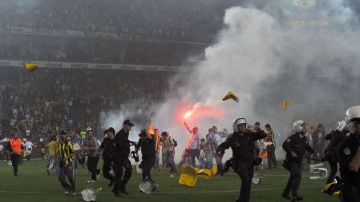 Un bărbat, omorât de un glonţ rătăcit şi 36 de răniţi, după meciul Fenerbahce - Galatasaray